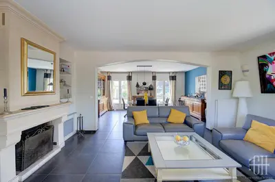 Coin salon dans l'établissement Maison familiale - Spacieuse - Jardin - Parking