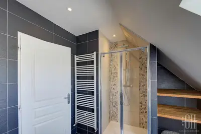 Salle de bains dans l'établissement Maison familiale - Spacieuse - Jardin - Parking