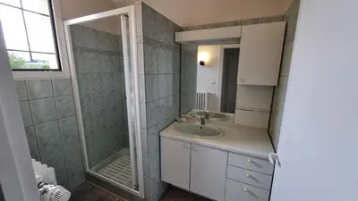 Salle de bains dans l'établissement LovelyloireHome- Cœur des châteaux -Classé 4 étoiles