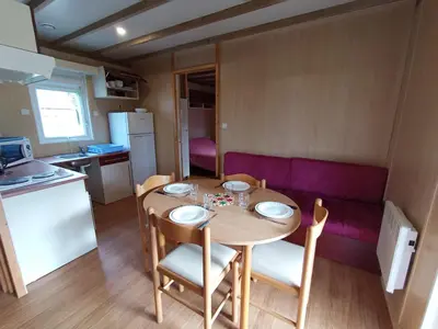 Cuisine ou kitchenette dans l'établissement Les maisonnettes du lac - base de loisirs Lavaré