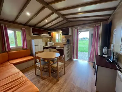 Cuisine ou kitchenette dans l'établissement Les maisonnettes du lac - base de loisirs Lavaré
