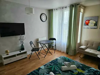 Télévision ou salle de divertissement dans l'établissement studio centre-ville agréable