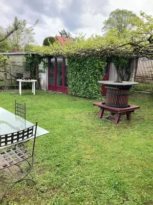 Jardin de l'établissement La Maison du Donjon - Gites de 8 personnes, parking privé avec jardin terrasse
