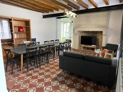 Coin salon dans l'établissement Maison spacieuse près du Mans et Tours, idéale pour famille, avec terrasse, jardin et parking - FR-1-410-425