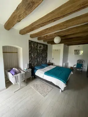 Un ou plusieurs lits dans un hébergement de l'établissement Le doux refuge bercéen au calme de sa campagne près circuit Mans Sud, grand lit avec berceau et possibilité lit pliant en rajout, relais motard