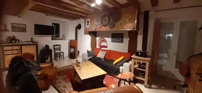 Télévision ou salle de divertissement dans l'établissement Le doux refuge bercéen au calme de sa campagne près circuit Mans Sud, grand lit avec berceau et possibilité lit pliant en rajout, relais motard