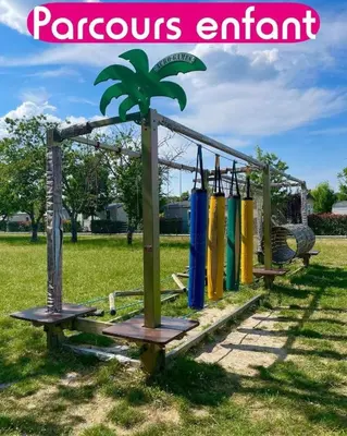 Aire de jeux pour enfants de l'établissement Mobil Home tout confort idéal pour 4 personnes dans le Domaine de Dugny CAMPING 4 ETOILES, Proche de Blois, du Zoo de beauval et des Châteaux de la Loire