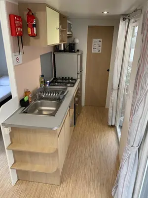 Cuisine ou kitchenette dans l'établissement Mobil Home tout confort idéal pour 4 personnes dans le Domaine de Dugny CAMPING 4 ETOILES, Proche de Blois, du Zoo de beauval et des Châteaux de la Loire