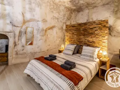 Un ou plusieurs lits dans un hébergement de l'établissement Gîte troglodyte unique avec jacuzzi, billard et jardin, près de Doué La Fontaine et Saumur - FR-1-622-69