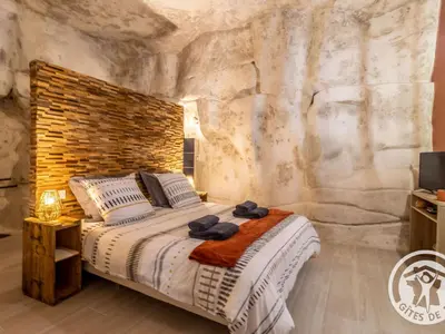 Un ou plusieurs lits dans un hébergement de l'établissement Gîte troglodyte unique avec jacuzzi, billard et jardin, près de Doué La Fontaine et Saumur - FR-1-622-69
