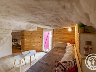 Un ou plusieurs lits dans un hébergement de l'établissement Gîte troglodyte unique avec jacuzzi, billard et jardin, près de Doué La Fontaine et Saumur - FR-1-622-69