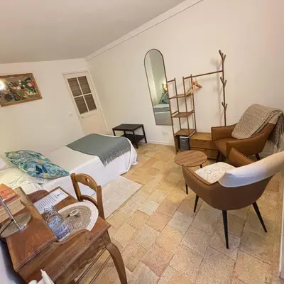 Coin salon dans l'établissement La Balastière