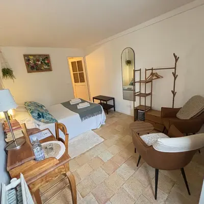 Coin salon dans l'établissement La Balastière