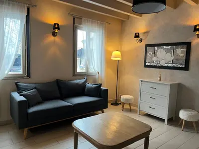 Coin salon dans l'établissement Gîte du Ruisseau de la Renne