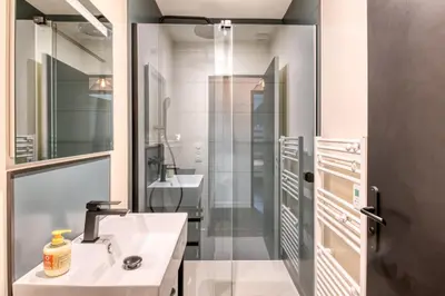Salle de bains dans l'établissement Gîte Ruelle aux Vaches - Avec piscine partagée