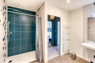 Salle de bains dans l'établissement Gîte du Thouet - Appt avec piscine partagée