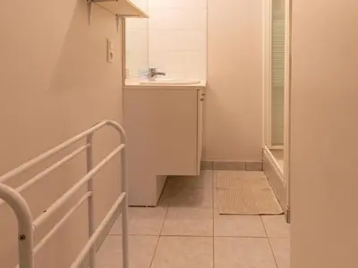 Salle de bains dans l'établissement Charmante Maison de Campagne près des Vignes avec WiFi, BBQ et Proche d'Angers et Saumur - FR-1-622-68