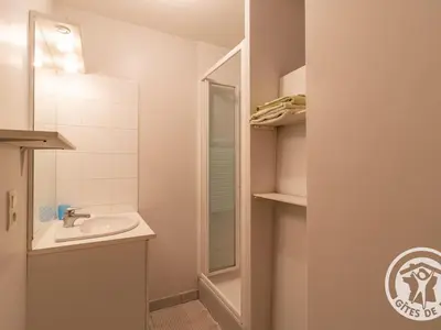 Salle de bains dans l'établissement Charmante Maison de Campagne près des Vignes avec WiFi, BBQ et Proche d'Angers et Saumur - FR-1-622-68