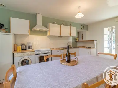 Cuisine ou kitchenette dans l'établissement Charmante Maison de Campagne près des Vignes avec WiFi, BBQ et Proche d'Angers et Saumur - FR-1-622-68