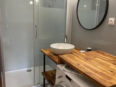 Salle de bains dans l'établissement Gîte charmant proche des Châteaux de la Loire avec jardin privatif et parking. - FR-1-410-426