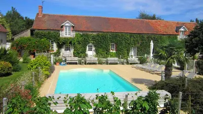 Piscine de l'établissement Domaine de Champouteau - Gîtes et Chambres d'hôtes ou située à proximité