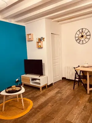 Télévision ou salle de divertissement dans l'établissement Au porte du château