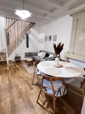 Coin salon dans l'établissement Le Jeanne, appartement en duplex proche forteresse et centre ville