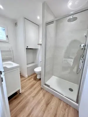 Salle de bains dans l'établissement Le Jeanne, appartement en duplex proche forteresse et centre ville