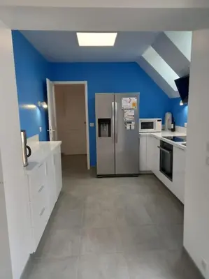 Cuisine ou kitchenette dans l'établissement Maison 3 chambres circuit des 24h Le Mans