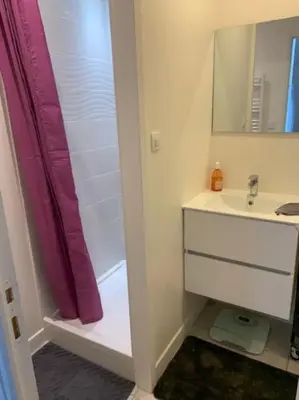 Salle de bains dans l'établissement Etape saumuroise en centre-ville