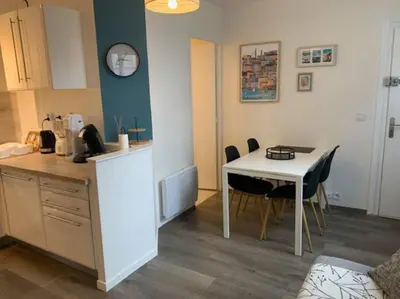 Cuisine ou kitchenette dans l'établissement Etape saumuroise en centre-ville