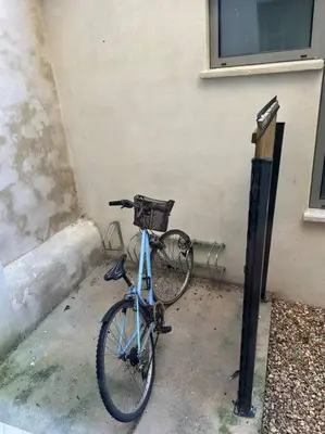 Vélo sur le terrain de l'établissement T2 calme vieux Tours Basilique ou dans les environs