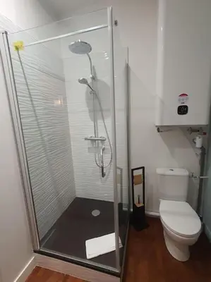 Salle de bains dans l'établissement T2 calme vieux Tours Basilique