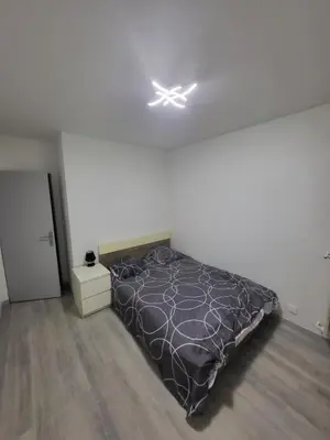 Un ou plusieurs lits dans un hébergement de l'établissement chambre neuve dans un logement partager a 10 minute du circuit