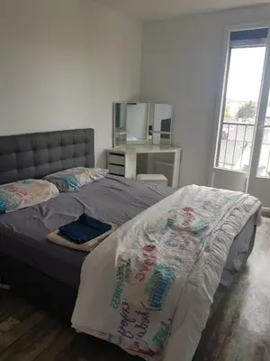 Un ou plusieurs lits dans un hébergement de l'établissement chambre neuve dans un logement partager a 10 minute du circuit