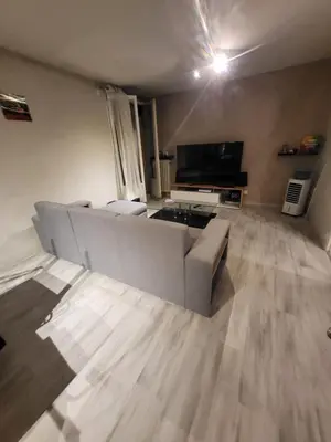 Coin salon dans l'établissement chambre neuve dans un logement partager a 10 minute du circuit