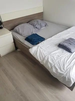 Un ou plusieurs lits dans un hébergement de l'établissement chambre neuve dans un logement partager a 10 minute du circuit