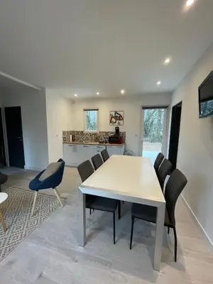 Cuisine ou kitchenette dans l'établissement Les Chalets du Mancel - Chalet Victor - 500 m Bouleries Jump , 10 min du circuit des 24h