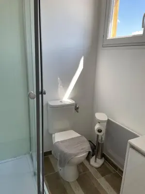 Salle de bains dans l'établissement Studio 2 personnes - Bouleries Jump - 24H du Mans