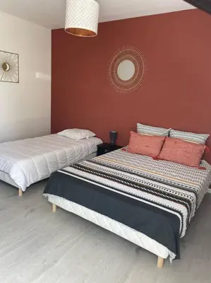 Un ou plusieurs lits dans un hébergement de l'établissement Les Chalets du Mancel : Studio June - 24H du Mans - Bouleries Jump -