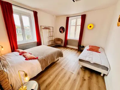 Un ou plusieurs lits dans un hébergement de l'établissement Inédit : appartements grandes capacités sur les quais de Blois - 23 pers