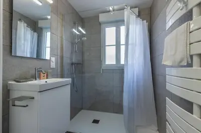Salle de bains dans l'établissement La Bulle Détente : Maison avec Jacuzzi et Sauna