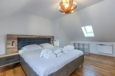 Un ou plusieurs lits dans un hébergement de l'établissement La Bulle Détente : Maison avec Jacuzzi et Sauna