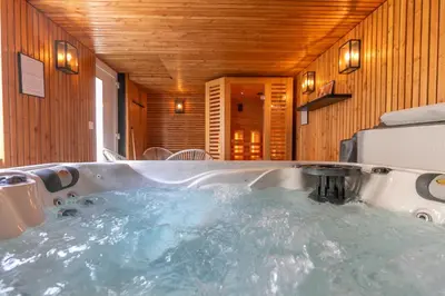 Salle de bains dans l'établissement La Bulle Détente : Maison avec Jacuzzi et Sauna