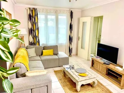 Télévision ou salle de divertissement dans l'établissement Maison 3 ch. Garage, jardin, 10 min circuit
