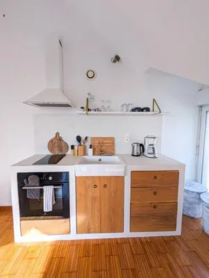Cuisine ou kitchenette dans l'établissement Ancien studio d'artiste à la campagne