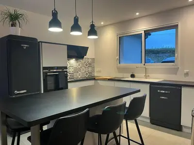 Cuisine ou kitchenette dans l'établissement La Villa Coquette