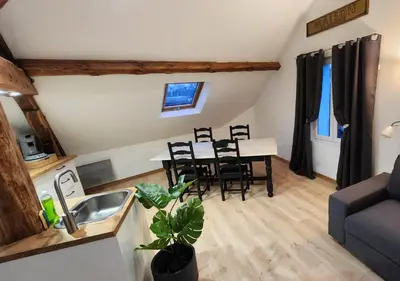 Coin salon dans l'établissement Le 6ème ciel de Gutenberg - climatisé