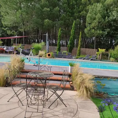 Piscine de l'établissement Pascal et Domi CHAMBRES 