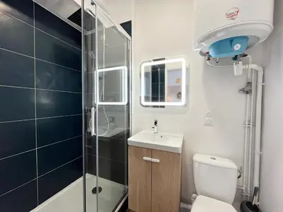 Salle de bains dans l'établissement Le Pâtis - Proche Gare - Centre ville - 4 pers